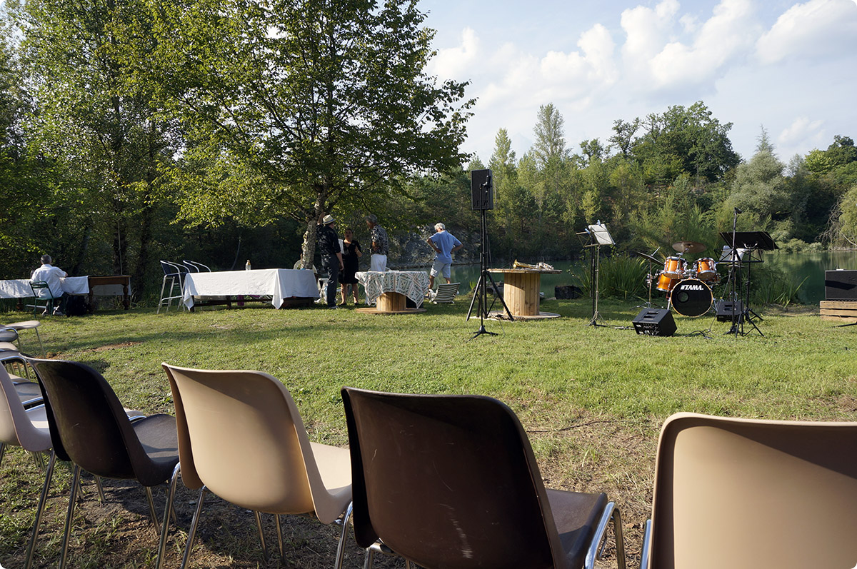Jazzkoncert ved lille skovsø, Dordogne, sommeren 2014