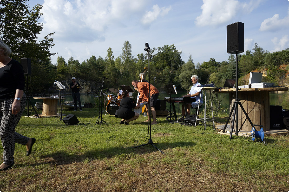 Jaczz ved den lokale skovsø, Dordogne, juli 2014