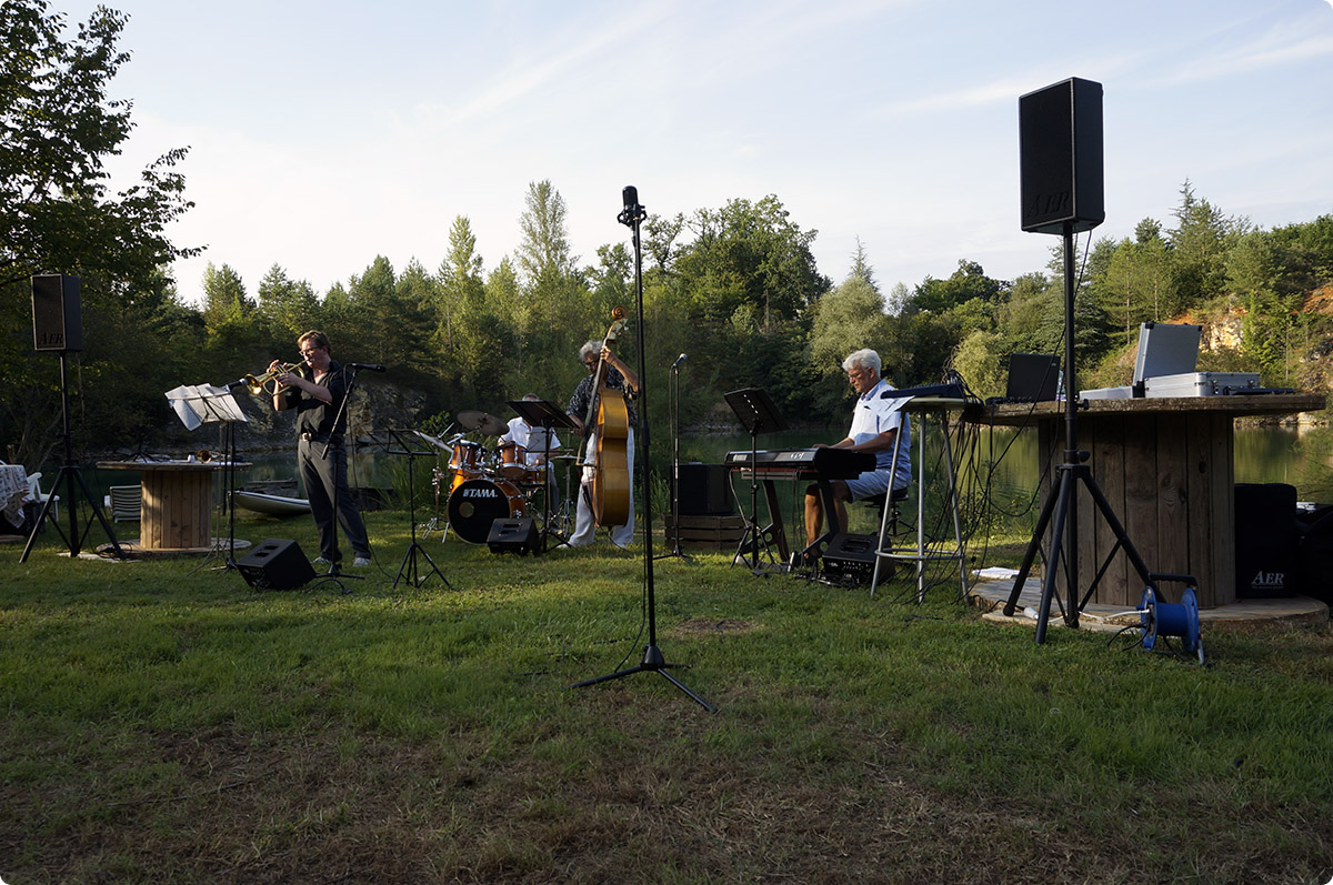 Jaczz ved den lokale skovsø, Dordogne, juli 2014