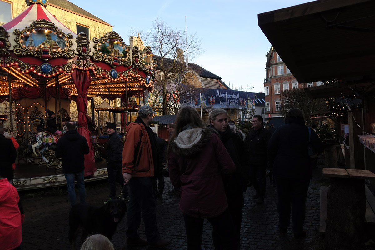 Aalborg i december er julemarked og skøjtebane