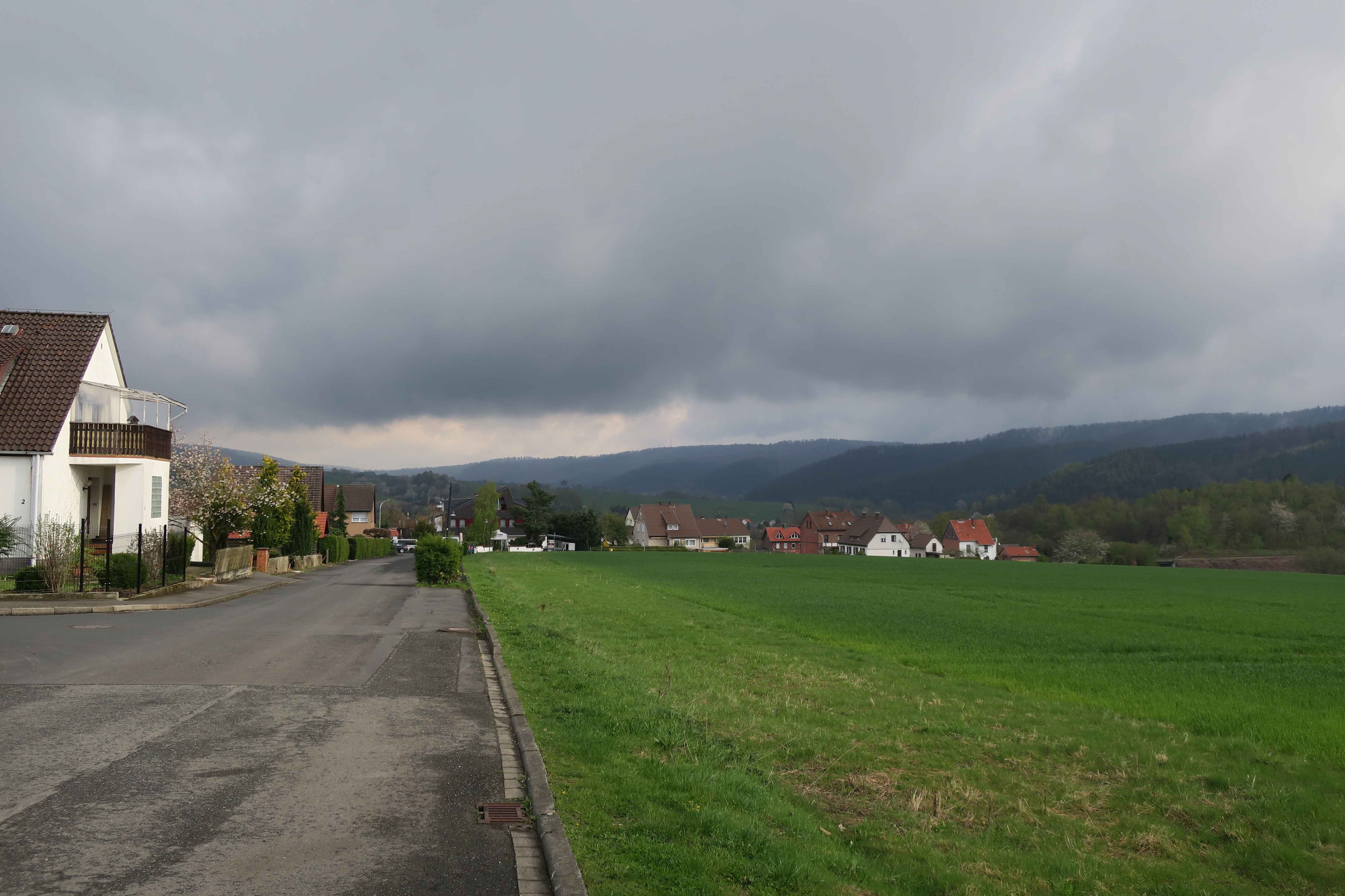 Vi forlod Landhotel Am Rothenberg i et vejr, der så truende ud, men så snart vi kom ud på A7 klarede det pænt op. Vi skulle i retning mod Hopfensee.