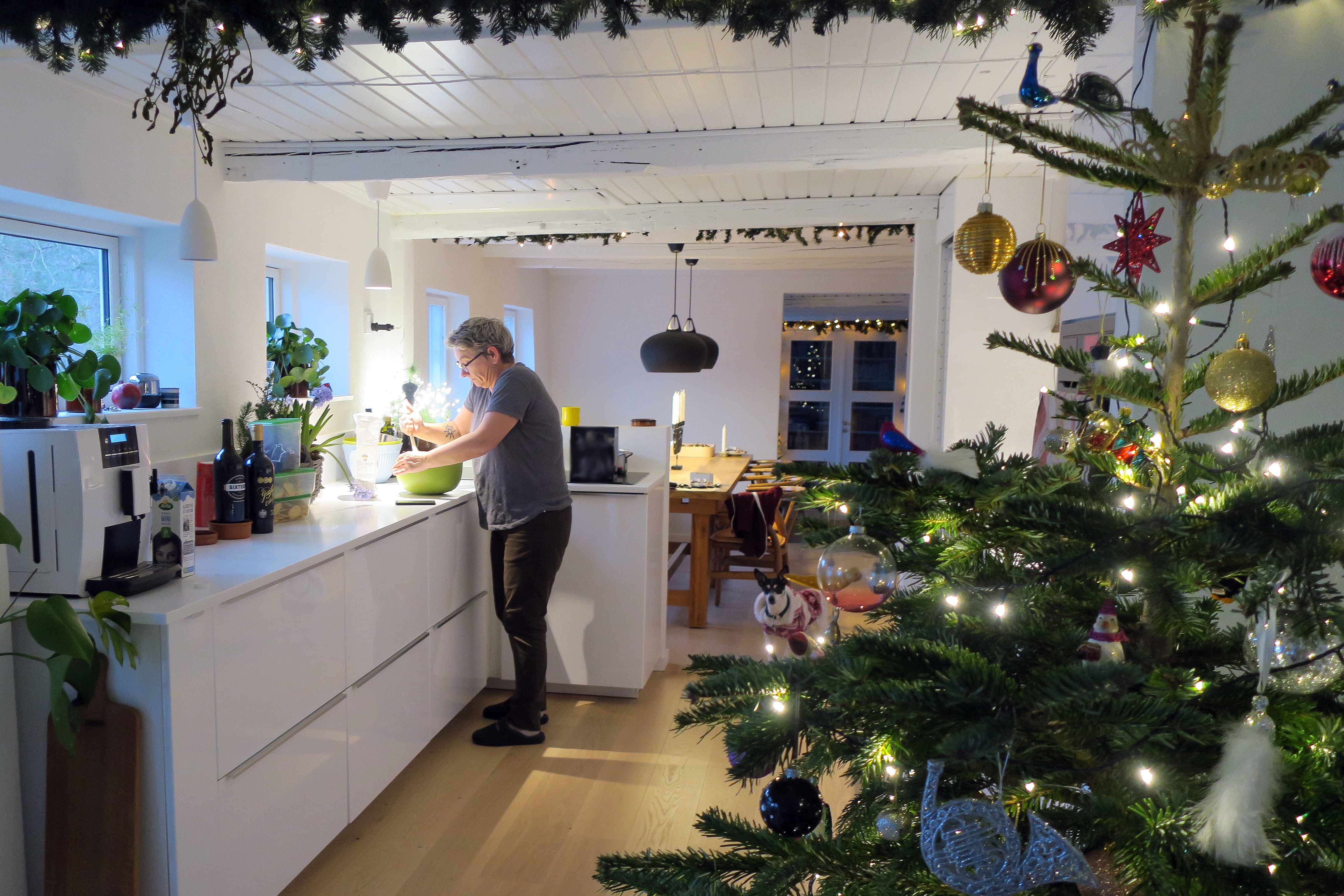 Huset er stille. Ikke en lyd høres der ud over Oskars sagte snorken. Kaffen er varm og de første pinde strikket. Vi er alene igen efter den dejligste jul.