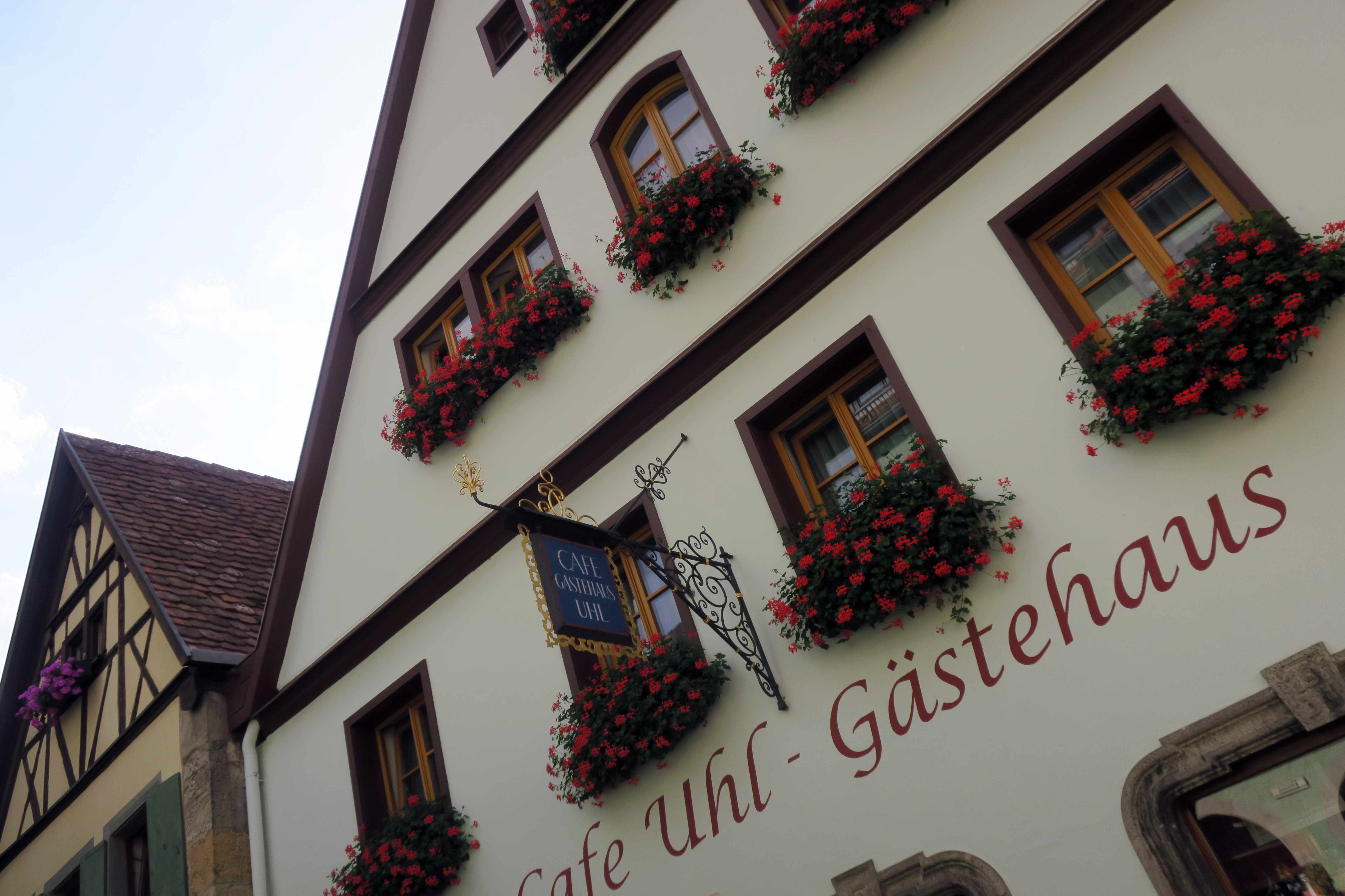 Vi er hjemme igen efter en skøn inspirations-tur ned gennem Europa. Vi er så heldige, at vi besøgte blandt andet Rothenburg ...