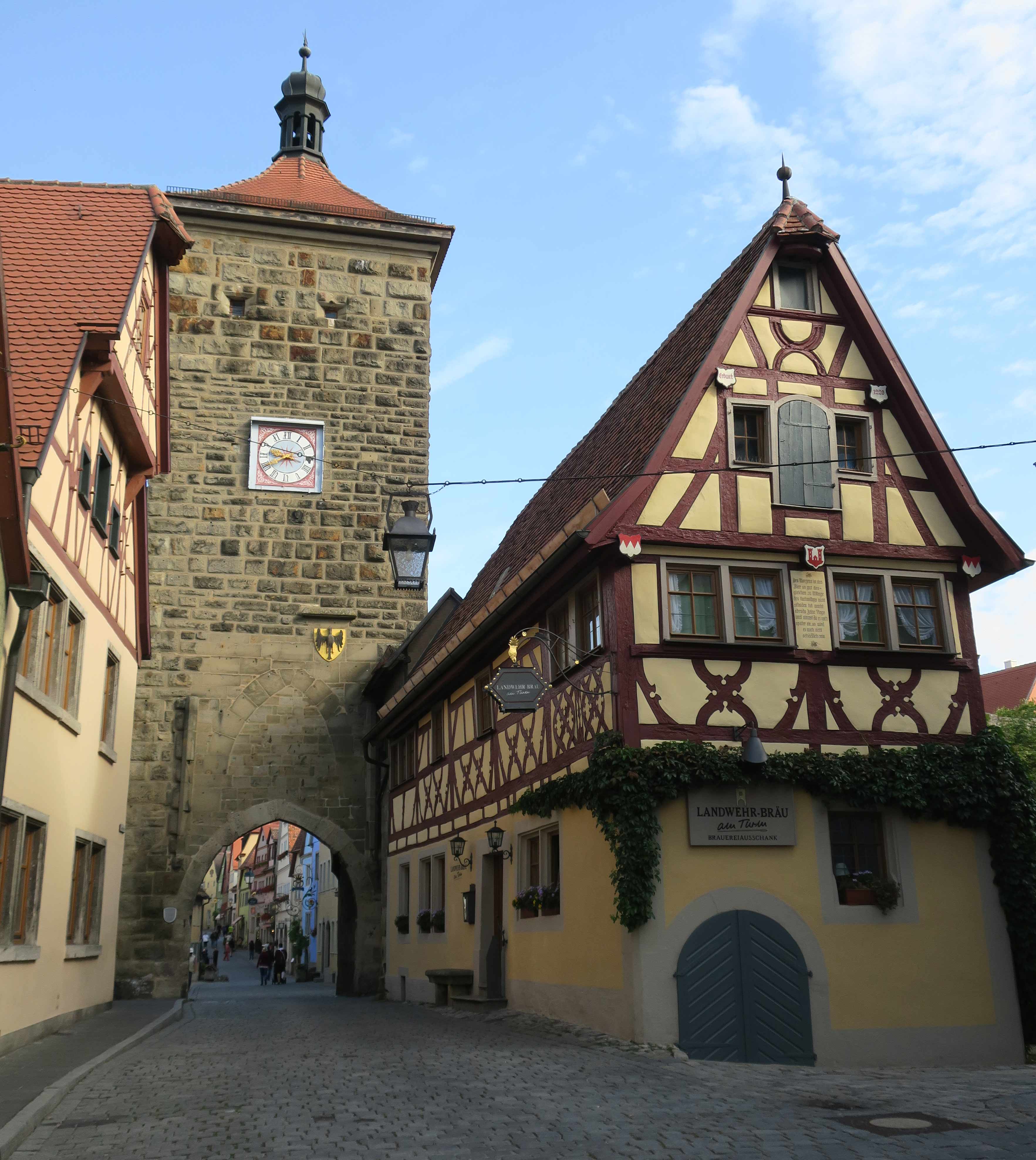 Vi er hjemme igen efter en skøn inspirations-tur ned gennem Europa. Vi er så heldige, at vi besøgte blandt andet Rothenburg ...