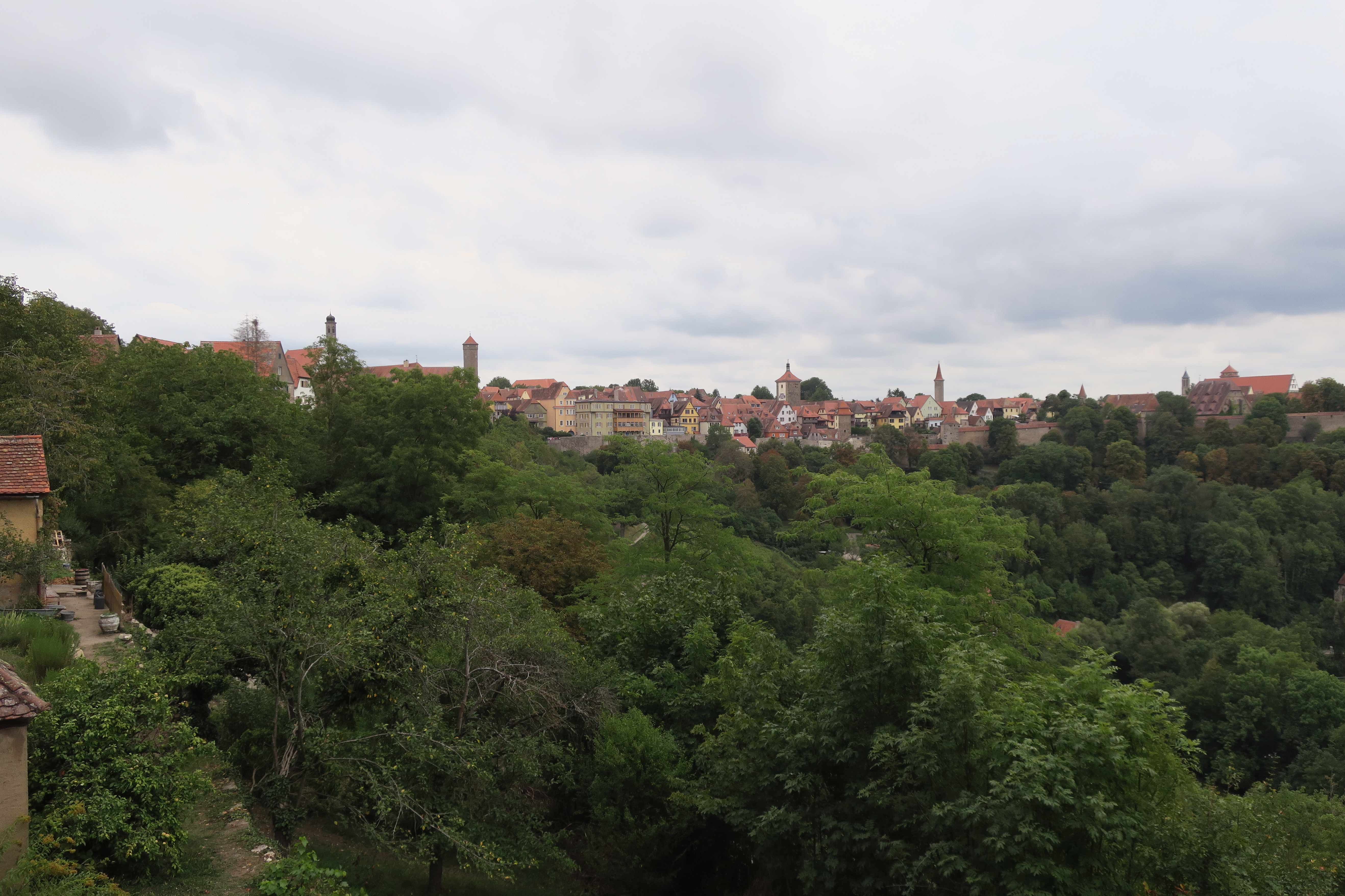 Vi er hjemme igen efter en skøn inspirations-tur ned gennem Europa. Vi er så heldige, at vi besøgte blandt andet Rothenburg ...