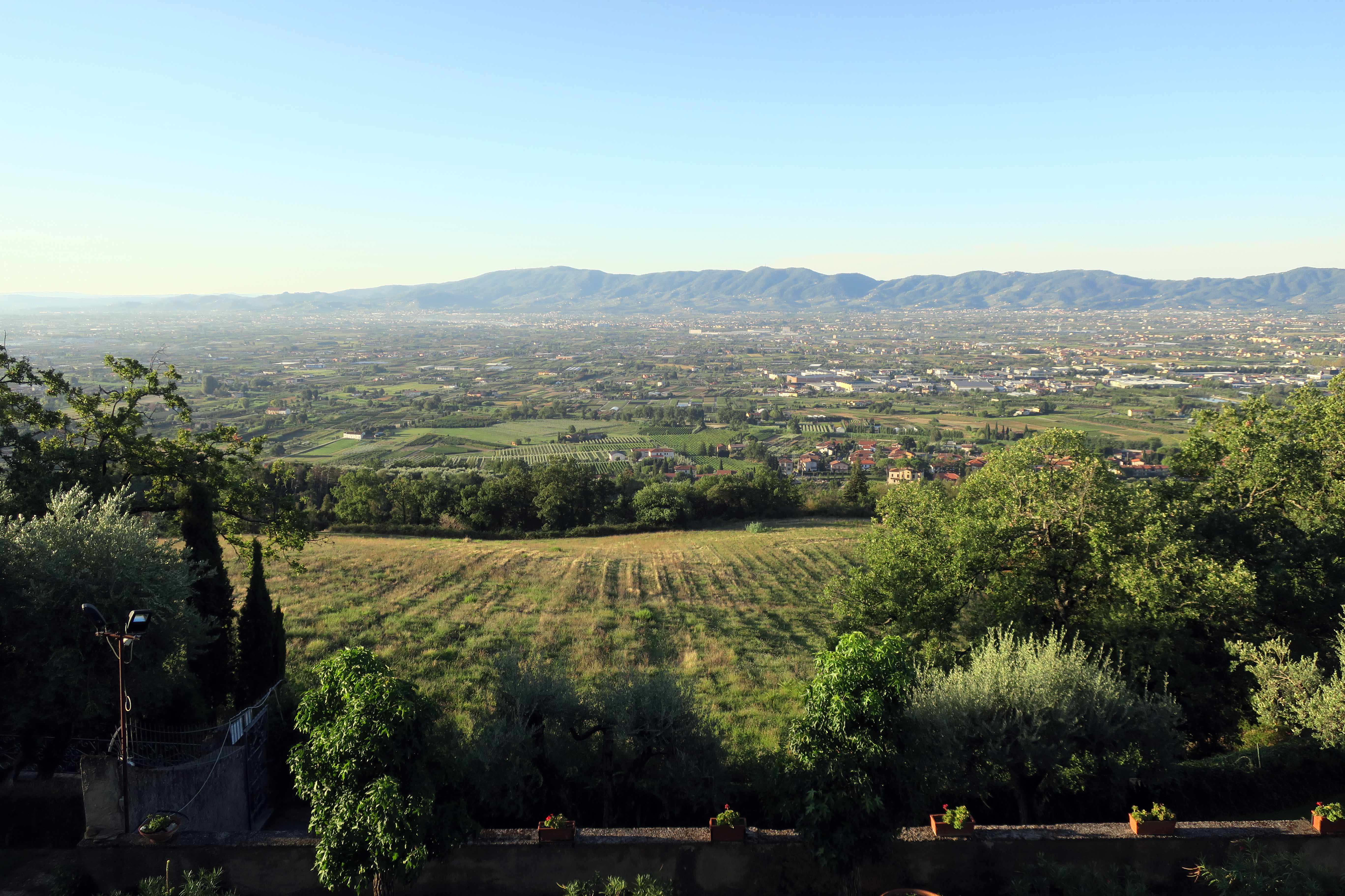 Vi har fået en søndag badet i solskin forærende. Det er dejligt og jeg nyder, at det er sådan. Det føles næsten som de sene septemberdage i Toscana